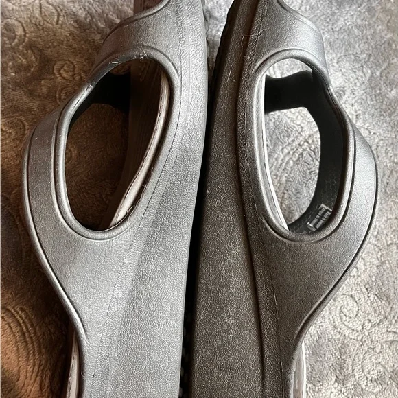 CROCS Women’s Metallic Gray Slip-On Sandals Size 6 - Picture 4 of 7